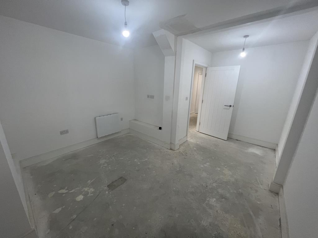 Lot: 125 - LEASEHOLD COMMERCIAL UNIT - 